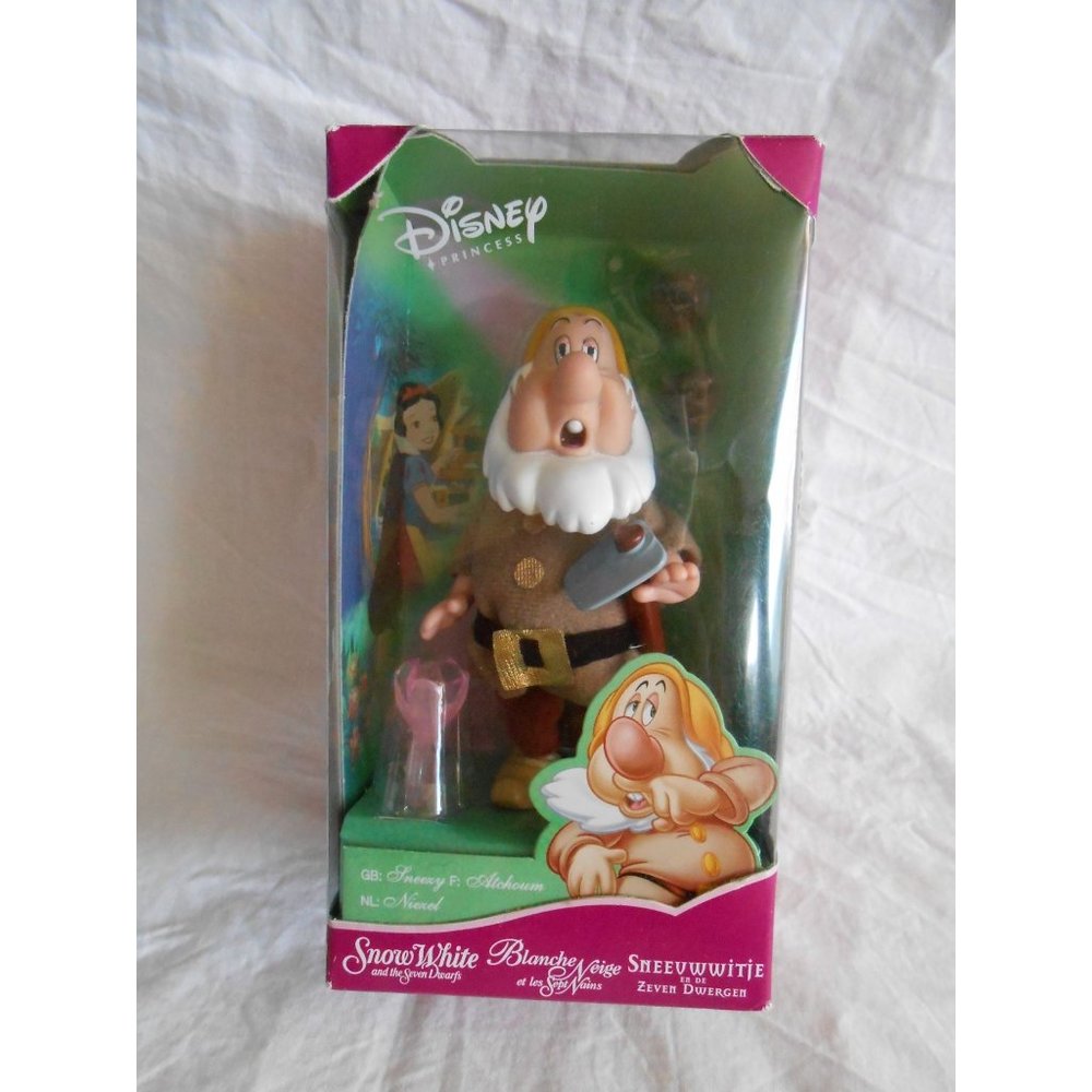 Disney Snow White and the seven Dwarfs Sneezy Doll with Axe and Ring Collectors!